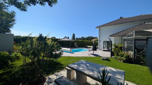 Maison - 8 pièces - 216 m²