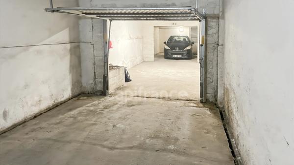 Grand Garage (Box Sécurisé) de 21m² environ – Bordeaux Émile Counord