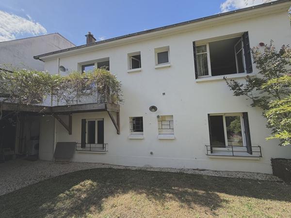 Hauts Pavés-St Pasquier, charmante maison nantaise de 7 pièces des années 1950 de 143 m2 avec terrasse, garage à vélos et jardin paysager