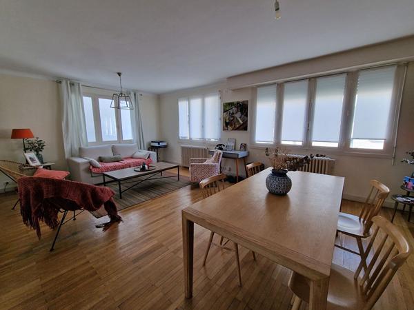 Hauts Pavés-St Pasquier, charmante maison nantaise de 7 pièces des années 1950 de 143 m2 avec terrasse, garage à vélos et jardin paysager