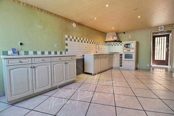 Maison en pierres avec cour close de murs, 3 chambres, dépendances