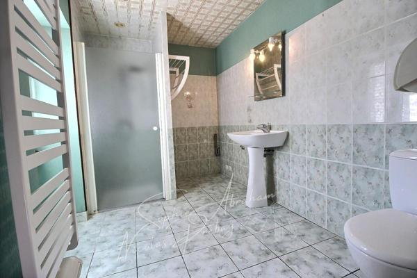 Maison en pierres avec cour close de murs, 3 chambres, dépendances