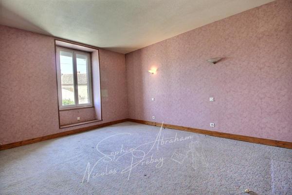 Maison en pierres avec cour close de murs, 3 chambres, dépendances