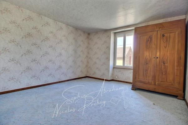Maison en pierres avec cour close de murs, 3 chambres, dépendances