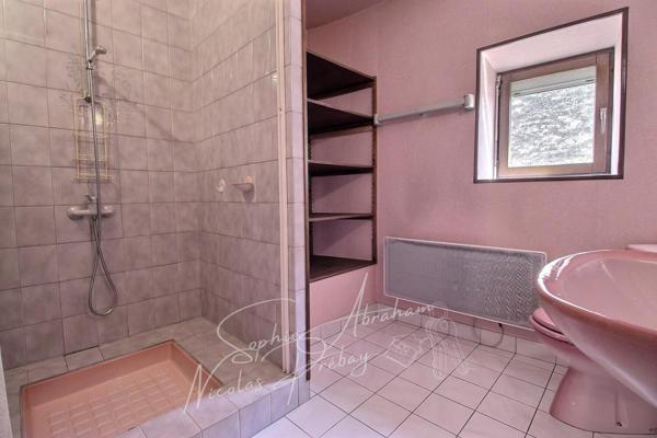 Maison en pierres avec cour close de murs, 3 chambres, dépendances