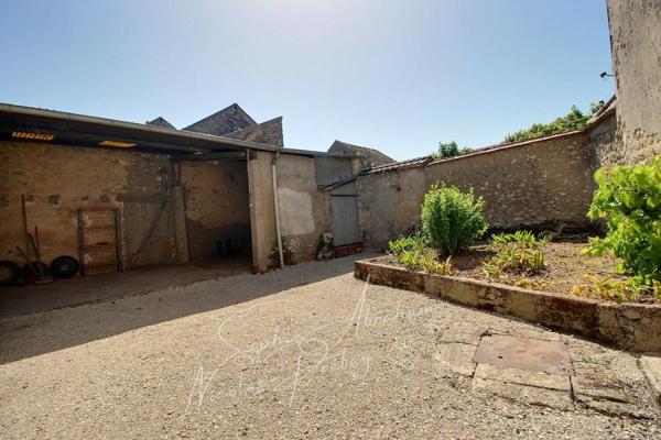 Maison en pierres avec cour close de murs, 3 chambres, dépendances