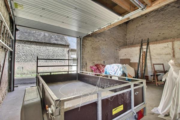 Maison en pierres avec cour close de murs, 3 chambres, dépendances
