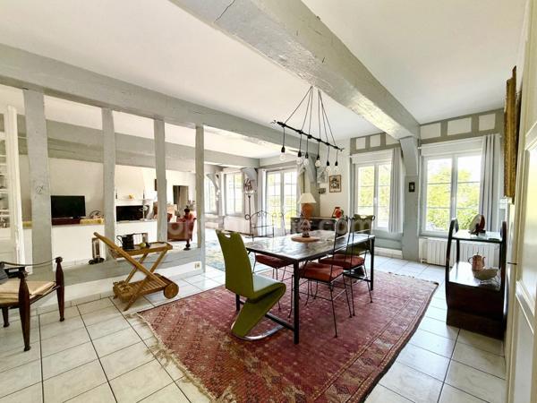 Demeure de caractère du XVIIe siècle rénovée avec élégance – Une adresse rare au cœur de la ville de Bernay (27300)