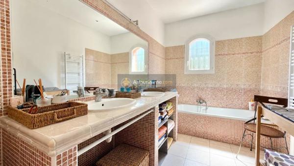 Vente                                                      Maison
                        
                     8 pièces                      190 m2                     à Fréjus