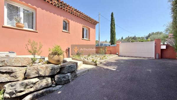 Vente                                                      Maison
                        
                     8 pièces                      190 m2                     à Fréjus