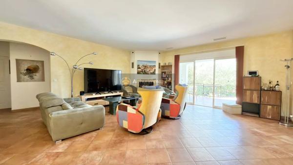 Vente                                                      Maison
                        
                     8 pièces                      190 m2                     à Fréjus