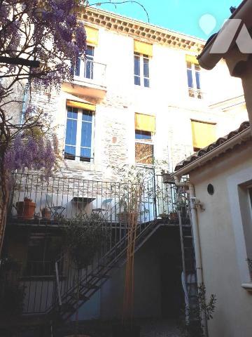 Immeuble à forte rentabilité composé de 2 logements, un local, un garage et un espace aménageable