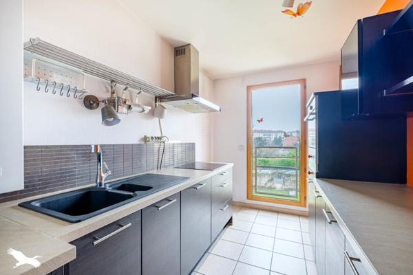 Appartement à louer 1 000 € CC Bron 3 p 86 m² DPE C