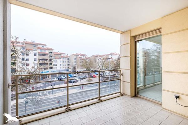 Appartement à louer 1 000 € CC Bron 3 p 86 m² DPE C