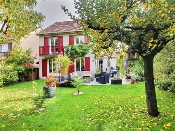 Maison familiale sans travaux 4 chambres, garage et jardin arboré à Villepreux