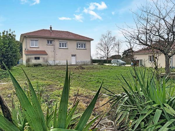Maison rénovée à vendre à Verneuil sur Vienne - 5 pièces 3 chambres avec grand terrain !