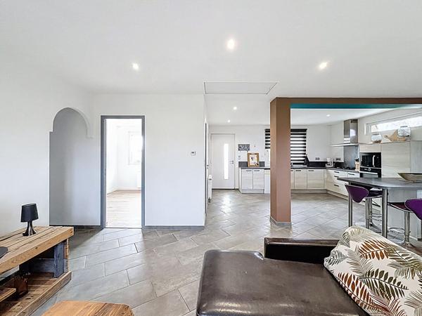 Maison rénovée à vendre à Verneuil sur Vienne - 5 pièces 3 chambres avec grand terrain !