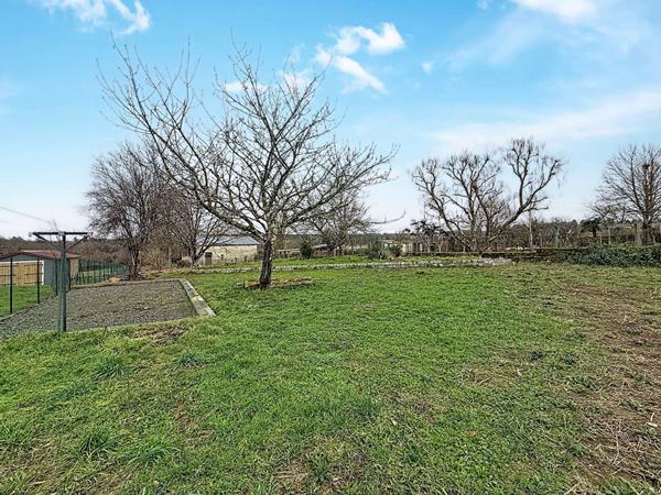 Maison rénovée à vendre à Verneuil sur Vienne - 5 pièces 3 chambres avec grand terrain !