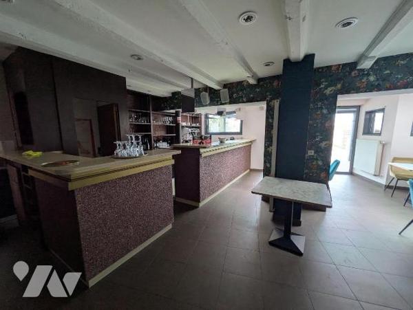 Dans village à proximité immédiate. Vaste immeuble à usage de restaurant composé au rez-de-chau...