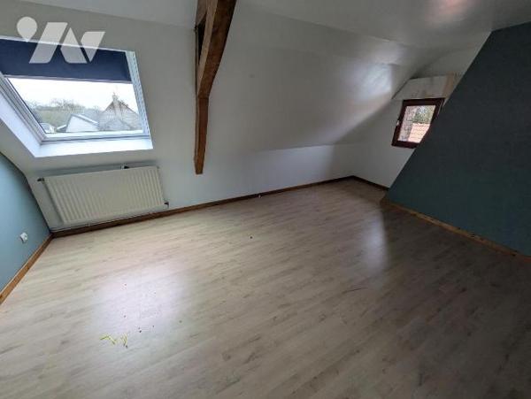 Dans village à proximité immédiate. Vaste immeuble à usage de restaurant composé au rez-de-chau...