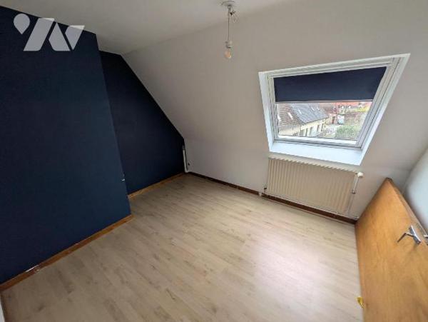 Dans village à proximité immédiate. Vaste immeuble à usage de restaurant composé au rez-de-chau...