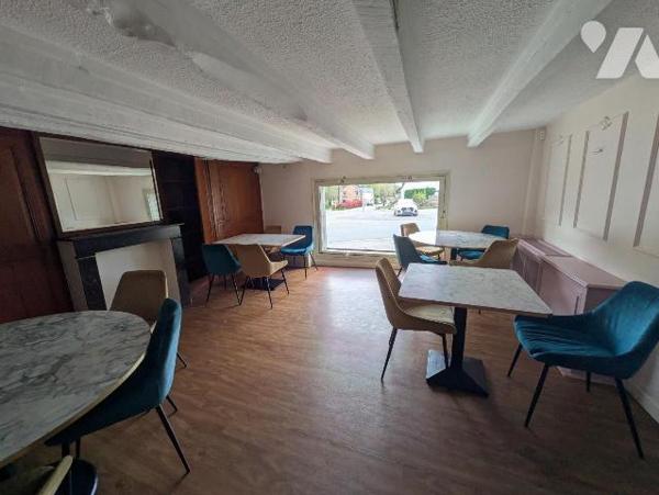 Dans village à proximité immédiate. Vaste immeuble à usage de restaurant composé au rez-de-chau...