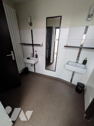 Dans village à proximité immédiate. Vaste immeuble à usage de restaurant composé au rez-de-chau...