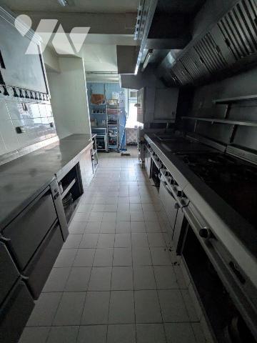 Dans village à proximité immédiate. Vaste immeuble à usage de restaurant composé au rez-de-chau...