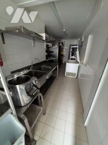 Dans village à proximité immédiate. Vaste immeuble à usage de restaurant composé au rez-de-chau...