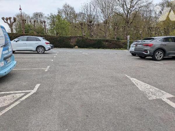 Dans village à proximité immédiate. Vaste immeuble à usage de restaurant composé au rez-de-chau...