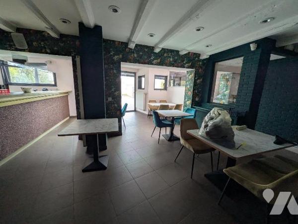 Dans village à proximité immédiate. Vaste immeuble à usage de restaurant composé au rez-de-chau...