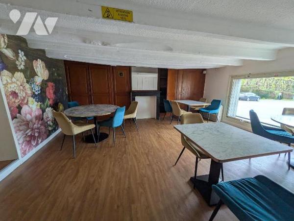 Dans village à proximité immédiate. Vaste immeuble à usage de restaurant composé au rez-de-chau...