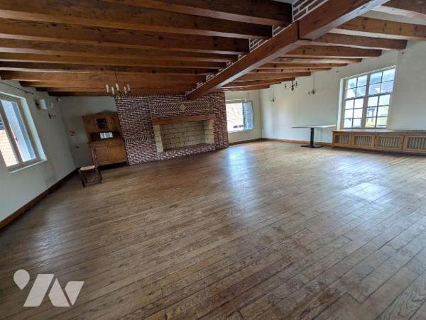 Dans village à proximité immédiate. Vaste immeuble à usage de restaurant composé au rez-de-chau...