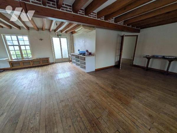 Dans village à proximité immédiate. Vaste immeuble à usage de restaurant composé au rez-de-chau...