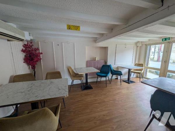 Dans village à proximité immédiate. Vaste immeuble à usage de restaurant composé au rez-de-chau...