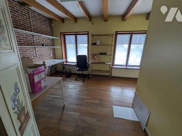 Dans village à proximité immédiate. Vaste immeuble à usage de restaurant composé au rez-de-chau...