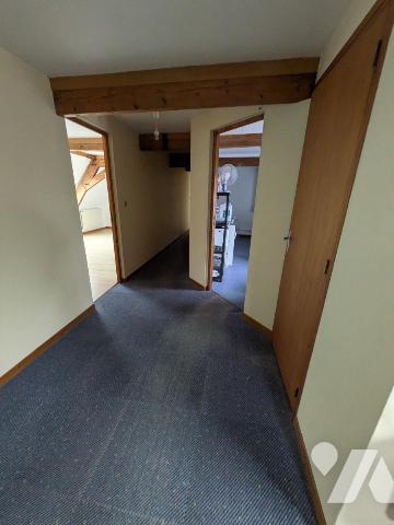 Dans village à proximité immédiate. Vaste immeuble à usage de restaurant composé au rez-de-chau...