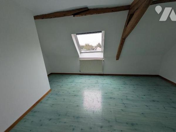 Dans village à proximité immédiate. Vaste immeuble à usage de restaurant composé au rez-de-chau...