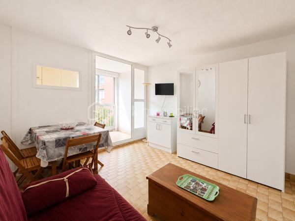 À 5 minutes de la plage Richelieu, découvrez ce studio cabine de 20,43 m² Carrez, prolongé par une loggia fermée de 6,45 m², soit 26,88 m² de surface totale.

Situé dans une résidence en copropriété,  sécurisée avec portail électrique, il est vendu entièrement meublé et comprend :

Entrée cabine avec 2 couchages (lit superposé)
Séjour avec canapé convertible (2 couchages)
Cuisine équipée
Armoire de rangement
Salle d'eau avec douche, meuble vasque et WC
Plaque de cuisson et chauffe-eau électriques récents
Les + :

✅ Place de parking privative avec stop car (rare au Cap d'Agde)
✅ Faibles charges de copropriété
✅ Idéal résidence secondaire ou investissement locatif

À visiter rapidement !