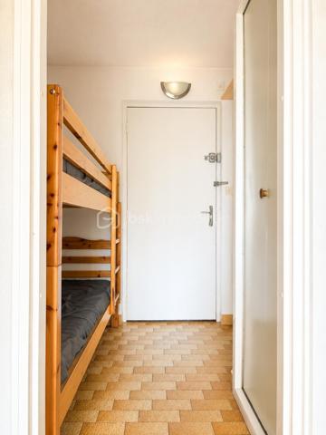 À 5 minutes de la plage Richelieu, découvrez ce studio cabine de 20,43 m² Carrez, prolongé par une loggia fermée de 6,45 m², soit 26,88 m² de surface totale.

Situé dans une résidence en copropriété,  sécurisée avec portail électrique, il est vendu entièrement meublé et comprend :

Entrée cabine avec 2 couchages (lit superposé)
Séjour avec canapé convertible (2 couchages)
Cuisine équipée
Armoire de rangement
Salle d'eau avec douche, meuble vasque et WC
Plaque de cuisson et chauffe-eau électriques récents
Les + :

✅ Place de parking privative avec stop car (rare au Cap d'Agde)
✅ Faibles charges de copropriété
✅ Idéal résidence secondaire ou investissement locatif

À visiter rapidement !