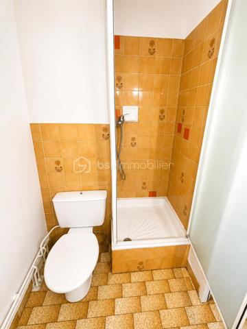 À 5 minutes de la plage Richelieu, découvrez ce studio cabine de 20,43 m² Carrez, prolongé par une loggia fermée de 6,45 m², soit 26,88 m² de surface totale.

Situé dans une résidence en copropriété,  sécurisée avec portail électrique, il est vendu entièrement meublé et comprend :

Entrée cabine avec 2 couchages (lit superposé)
Séjour avec canapé convertible (2 couchages)
Cuisine équipée
Armoire de rangement
Salle d'eau avec douche, meuble vasque et WC
Plaque de cuisson et chauffe-eau électriques récents
Les + :

✅ Place de parking privative avec stop car (rare au Cap d'Agde)
✅ Faibles charges de copropriété
✅ Idéal résidence secondaire ou investissement locatif

À visiter rapidement !