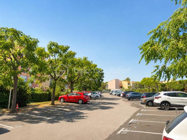 À 5 minutes de la plage Richelieu, découvrez ce studio cabine de 20,43 m² Carrez, prolongé par une loggia fermée de 6,45 m², soit 26,88 m² de surface totale.

Situé dans une résidence en copropriété,  sécurisée avec portail électrique, il est vendu entièrement meublé et comprend :

Entrée cabine avec 2 couchages (lit superposé)
Séjour avec canapé convertible (2 couchages)
Cuisine équipée
Armoire de rangement
Salle d'eau avec douche, meuble vasque et WC
Plaque de cuisson et chauffe-eau électriques récents
Les + :

✅ Place de parking privative avec stop car (rare au Cap d'Agde)
✅ Faibles charges de copropriété
✅ Idéal résidence secondaire ou investissement locatif

À visiter rapidement !