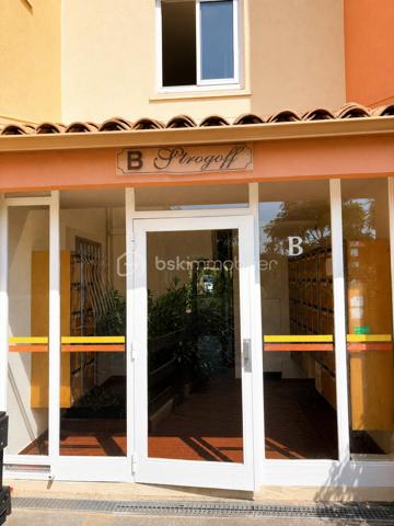 À 5 minutes de la plage Richelieu, découvrez ce studio cabine de 20,43 m² Carrez, prolongé par une loggia fermée de 6,45 m², soit 26,88 m² de surface totale.

Situé dans une résidence en copropriété,  sécurisée avec portail électrique, il est vendu entièrement meublé et comprend :

Entrée cabine avec 2 couchages (lit superposé)
Séjour avec canapé convertible (2 couchages)
Cuisine équipée
Armoire de rangement
Salle d'eau avec douche, meuble vasque et WC
Plaque de cuisson et chauffe-eau électriques récents
Les + :

✅ Place de parking privative avec stop car (rare au Cap d'Agde)
✅ Faibles charges de copropriété
✅ Idéal résidence secondaire ou investissement locatif

À visiter rapidement !