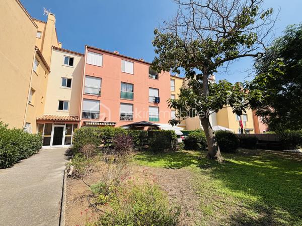À 5 minutes de la plage Richelieu, découvrez ce studio cabine de 20,43 m² Carrez, prolongé par une loggia fermée de 6,45 m², soit 26,88 m² de surface totale.

Situé dans une résidence en copropriété,  sécurisée avec portail électrique, il est vendu entièrement meublé et comprend :

Entrée cabine avec 2 couchages (lit superposé)
Séjour avec canapé convertible (2 couchages)
Cuisine équipée
Armoire de rangement
Salle d'eau avec douche, meuble vasque et WC
Plaque de cuisson et chauffe-eau électriques récents
Les + :

✅ Place de parking privative avec stop car (rare au Cap d'Agde)
✅ Faibles charges de copropriété
✅ Idéal résidence secondaire ou investissement locatif

À visiter rapidement !