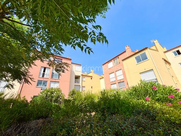 À 5 minutes de la plage Richelieu, découvrez ce studio cabine de 20,43 m² Carrez, prolongé par une loggia fermée de 6,45 m², soit 26,88 m² de surface totale.

Situé dans une résidence en copropriété,  sécurisée avec portail électrique, il est vendu entièrement meublé et comprend :

Entrée cabine avec 2 couchages (lit superposé)
Séjour avec canapé convertible (2 couchages)
Cuisine équipée
Armoire de rangement
Salle d'eau avec douche, meuble vasque et WC
Plaque de cuisson et chauffe-eau électriques récents
Les + :

✅ Place de parking privative avec stop car (rare au Cap d'Agde)
✅ Faibles charges de copropriété
✅ Idéal résidence secondaire ou investissement locatif

À visiter rapidement !