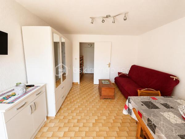 À 5 minutes de la plage Richelieu, découvrez ce studio cabine de 20,43 m² Carrez, prolongé par une loggia fermée de 6,45 m², soit 26,88 m² de surface totale.

Situé dans une résidence en copropriété,  sécurisée avec portail électrique, il est vendu entièrement meublé et comprend :

Entrée cabine avec 2 couchages (lit superposé)
Séjour avec canapé convertible (2 couchages)
Cuisine équipée
Armoire de rangement
Salle d'eau avec douche, meuble vasque et WC
Plaque de cuisson et chauffe-eau électriques récents
Les + :

✅ Place de parking privative avec stop car (rare au Cap d'Agde)
✅ Faibles charges de copropriété
✅ Idéal résidence secondaire ou investissement locatif

À visiter rapidement !