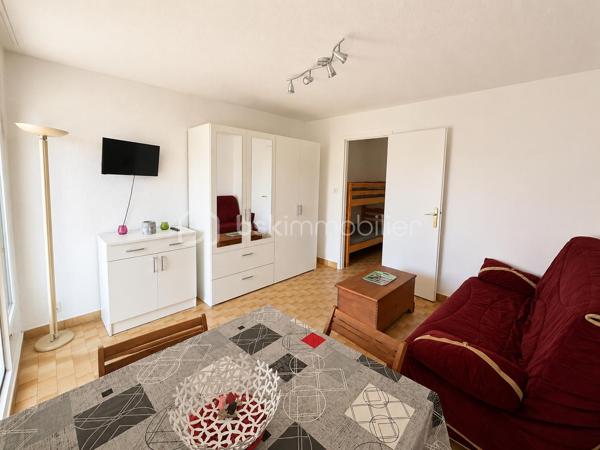 À 5 minutes de la plage Richelieu, découvrez ce studio cabine de 20,43 m² Carrez, prolongé par une loggia fermée de 6,45 m², soit 26,88 m² de surface totale.

Situé dans une résidence en copropriété,  sécurisée avec portail électrique, il est vendu entièrement meublé et comprend :

Entrée cabine avec 2 couchages (lit superposé)
Séjour avec canapé convertible (2 couchages)
Cuisine équipée
Armoire de rangement
Salle d'eau avec douche, meuble vasque et WC
Plaque de cuisson et chauffe-eau électriques récents
Les + :

✅ Place de parking privative avec stop car (rare au Cap d'Agde)
✅ Faibles charges de copropriété
✅ Idéal résidence secondaire ou investissement locatif

À visiter rapidement !
