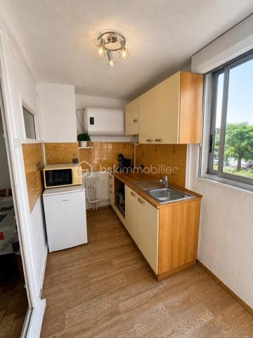 À 5 minutes de la plage Richelieu, découvrez ce studio cabine de 20,43 m² Carrez, prolongé par une loggia fermée de 6,45 m², soit 26,88 m² de surface totale.

Situé dans une résidence en copropriété,  sécurisée avec portail électrique, il est vendu entièrement meublé et comprend :

Entrée cabine avec 2 couchages (lit superposé)
Séjour avec canapé convertible (2 couchages)
Cuisine équipée
Armoire de rangement
Salle d'eau avec douche, meuble vasque et WC
Plaque de cuisson et chauffe-eau électriques récents
Les + :

✅ Place de parking privative avec stop car (rare au Cap d'Agde)
✅ Faibles charges de copropriété
✅ Idéal résidence secondaire ou investissement locatif

À visiter rapidement !