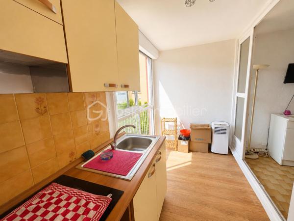 À 5 minutes de la plage Richelieu, découvrez ce studio cabine de 20,43 m² Carrez, prolongé par une loggia fermée de 6,45 m², soit 26,88 m² de surface totale.

Situé dans une résidence en copropriété,  sécurisée avec portail électrique, il est vendu entièrement meublé et comprend :

Entrée cabine avec 2 couchages (lit superposé)
Séjour avec canapé convertible (2 couchages)
Cuisine équipée
Armoire de rangement
Salle d'eau avec douche, meuble vasque et WC
Plaque de cuisson et chauffe-eau électriques récents
Les + :

✅ Place de parking privative avec stop car (rare au Cap d'Agde)
✅ Faibles charges de copropriété
✅ Idéal résidence secondaire ou investissement locatif

À visiter rapidement !