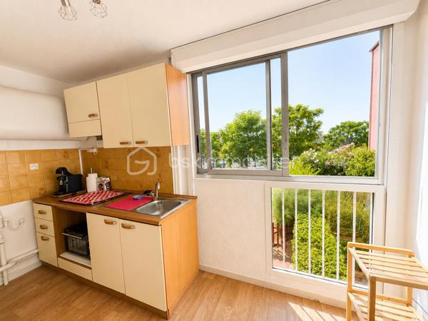 À 5 minutes de la plage Richelieu, découvrez ce studio cabine de 20,43 m² Carrez, prolongé par une loggia fermée de 6,45 m², soit 26,88 m² de surface totale.

Situé dans une résidence en copropriété,  sécurisée avec portail électrique, il est vendu entièrement meublé et comprend :

Entrée cabine avec 2 couchages (lit superposé)
Séjour avec canapé convertible (2 couchages)
Cuisine équipée
Armoire de rangement
Salle d'eau avec douche, meuble vasque et WC
Plaque de cuisson et chauffe-eau électriques récents
Les + :

✅ Place de parking privative avec stop car (rare au Cap d'Agde)
✅ Faibles charges de copropriété
✅ Idéal résidence secondaire ou investissement locatif

À visiter rapidement !